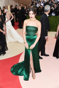 NEW YORK, NY - MAY 02: Hailee Steinfeld attends the 'Manus x Machina: Fashion In An Age Of Technology' Costume Institute Gala at the Metropolitan Museum on May 02, 2016 in New York, New York. (Photo by Venturelli/FilmMagic)