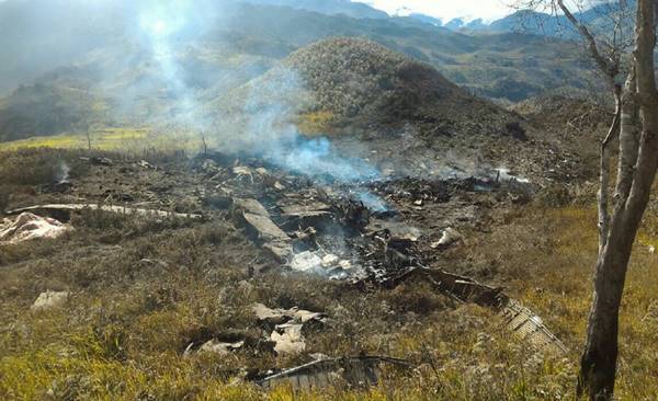 This handout picture released by sesarch and rescue team and available on December 18, 2016 shows a general view where the Hercules military plane A-1334 crashed in Wamena on December 18, 2016. Amilitary plane crashed on December 18 in remote mountainous region of Indonesia's Papua, killing 13 people on board, military and police officials said. / AFP PHOTO / SEARCH AND RESCUE TEAM / HANDOUT